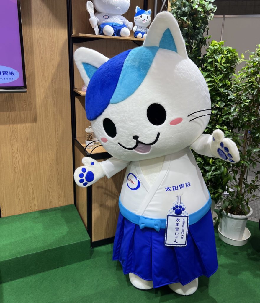 Mondo Mascots on X: Today at the Tokyo Film Festival, Tsubakuro, the mascot  for the Yakult Swallows, hosted a screening of episodes of his show,  Detective Tsubakuro.   / X